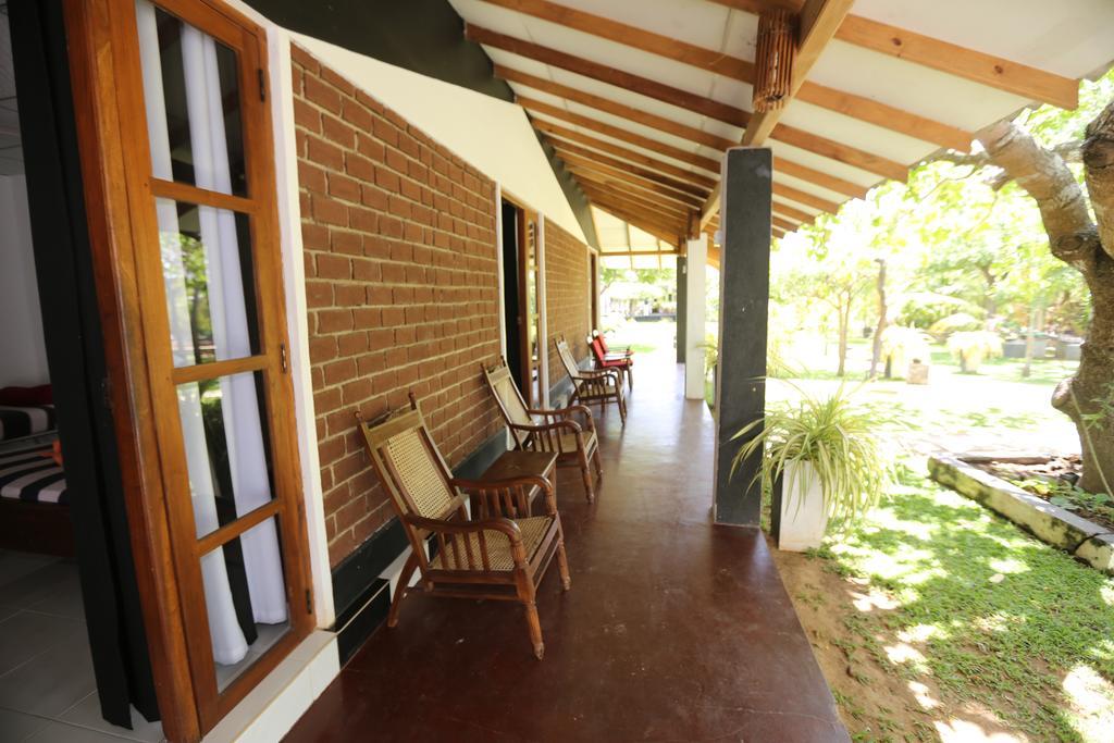Eco Hotel Black&White - Anuradhapura Mihintale Exterior foto