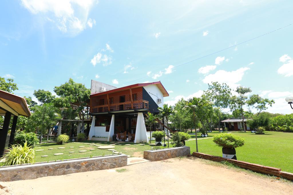 Eco Hotel Black&White - Anuradhapura Mihintale Exterior foto