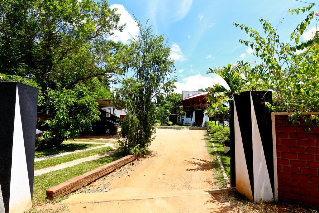 Eco Hotel Black&White - Anuradhapura Mihintale Exterior foto